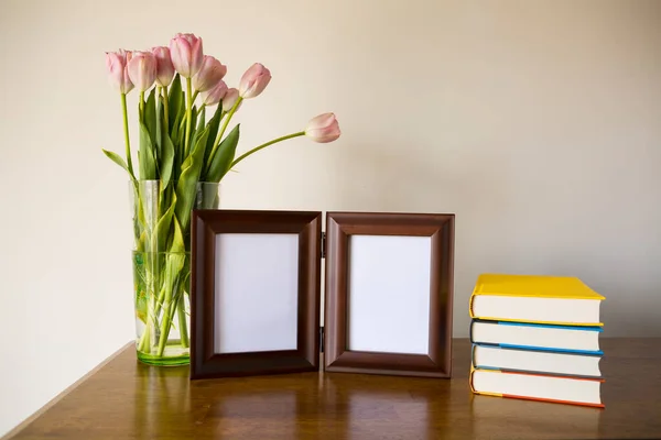 Dekorasyon konsepti, iki resim çerçevesi ve laleyle modern ev dekorasyonu modeli.