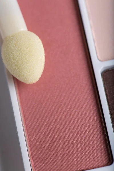 Güzellik konsepti, Güzel parlak göz farı kutusu ve makyaj fırçası ve fotokopi alanı