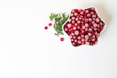 logo için beyaz arka plan üzerinde donmuş kızılcık