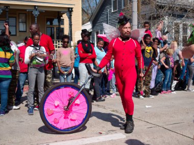 Baton Rouge, Louisiana, Usa - Şubat 2019: İspanya 'nın Kasaba bölgesinde düzenlenen yıllık Mardi Gras geçit töreninde insanlar kutlama yapıyor.