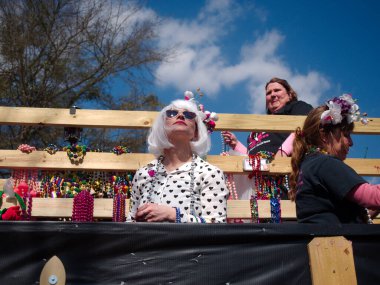 Baton Rouge, Louisiana, Usa - Şubat 2019: İspanya 'nın Kasaba bölgesinde düzenlenen yıllık Mardi Gras geçit töreninde insanlar kutlama yapıyor.