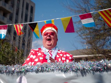 Baton Rouge, Louisiana, Usa - Şubat 2019: İspanya 'nın Kasaba bölgesinde düzenlenen yıllık Mardi Gras geçit töreninde insanlar kutlama yapıyor.
