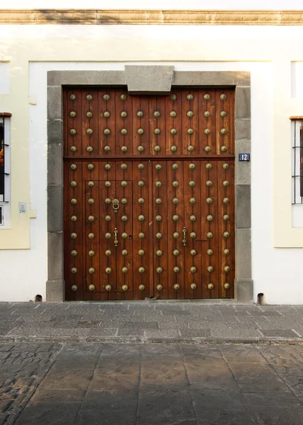 Puebla City Puebla Mexico 2019 View Wooden Door Bronze Decorations — Stock Photo, Image