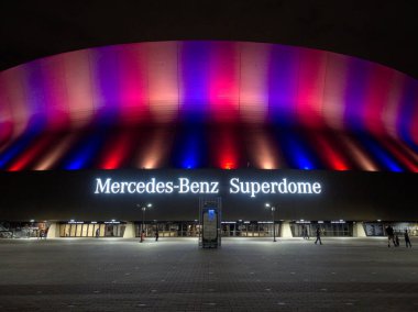 New Orleans, Louisiana, ABD - 2020: Bir maç sırasında Mercedes-Benz Superdome Stadyumu 'nun ön görüntüsü.