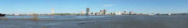 美国路易斯安那州艾伦港 2020 从密西西比河对岸俯瞰巴吞鲁日天际线的高分辨率全景 — 图库照片