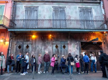 New Orleans, Louisiana, ABD - 2020: İnsanlar Fransız Mahallesi 'ndeki ünlü Preservation Hall Jazz Band' in canlı performansından önce sırada bekliyorlar..