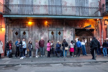 New Orleans, Louisiana, ABD - 2020: İnsanlar Fransız Mahallesi 'ndeki ünlü Preservation Hall Jazz Band' in canlı performansından önce sırada bekliyorlar..