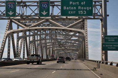 Baton Rouge, Louisiana, ABD - 2020 Horace Wilkinson Köprüsü manzarası, Louisiana 'da 10 numaralı karayolu köprüsü Mississippi Nehri' nden Baton Rouge 'dan Port Allen' a kadar.. 