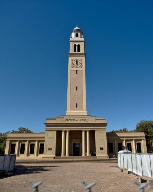 Baton Rouge, Louisiana, ABD - 2020: Memorial Tower, Louisiana Eyalet Üniversitesi kampüsünün merkezinde bulunan saat kulesi.