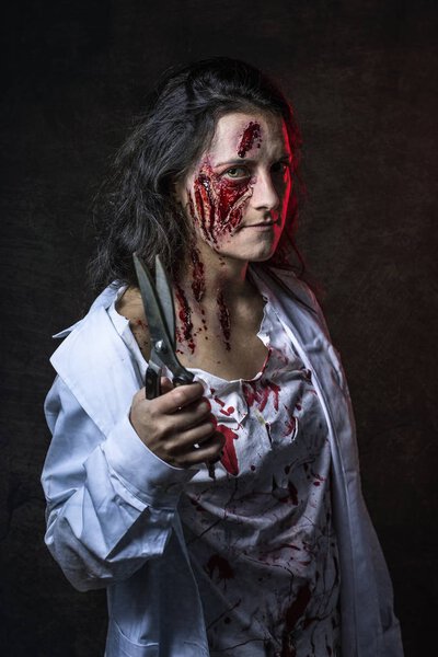 Портрет страшной женщины, тема Хэллоуина
