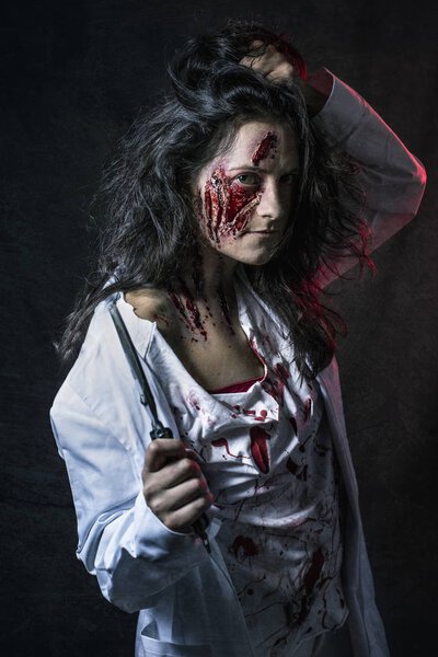 Портрет страшной женщины, тема Хэллоуина
