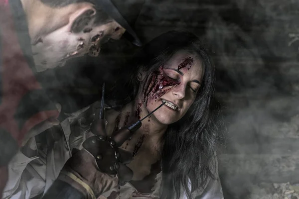 Een seriemoordenaar met een handschoen in de mist met een meisje — Stockfoto