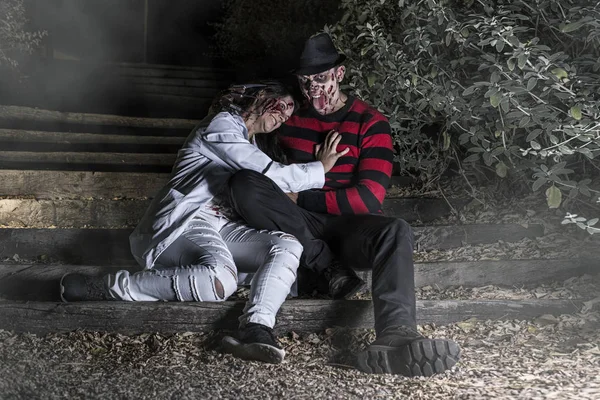 Een seriemoordenaar met een handschoen in de mist met een meisje — Stockfoto