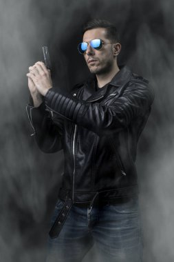 genç adam bir pop silah tutan