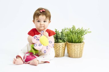 Kırmızı elbiseli bir bebek