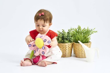 Kırmızı elbiseli altı aylık bir bebek. 