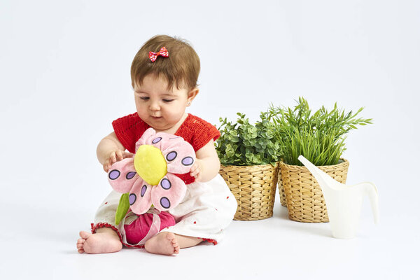 Ребенок шести месяцев в красном платье
 