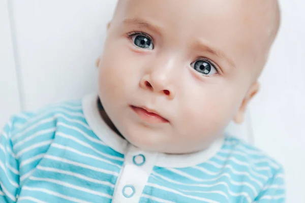 El niño se ve hermoso ojos en un fondo claro — Foto de Stock