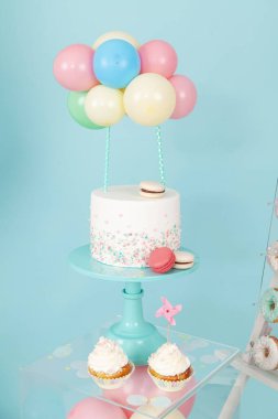 Taşaklı tatlı pasta ve mavi arka planda makarna.