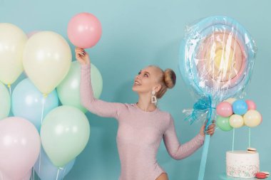 Tatlı pasta, toplar, makarna, tatlı içindeki parlak kız.