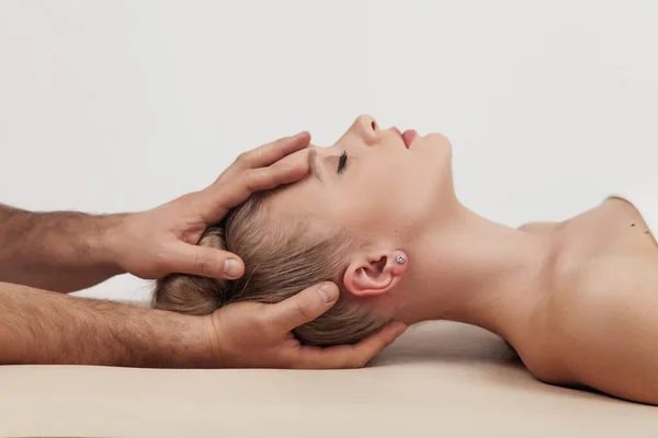 Massage van het hoofd en de nekwervels met een osteopaat — Stockfoto