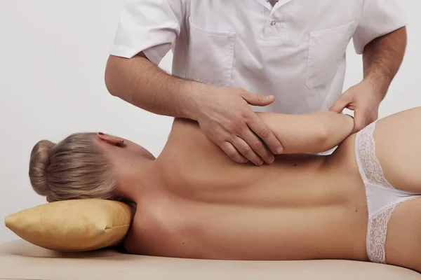 Osteopata fa massaggio alla schiena e alle spalle ad una ragazza — Foto Stock