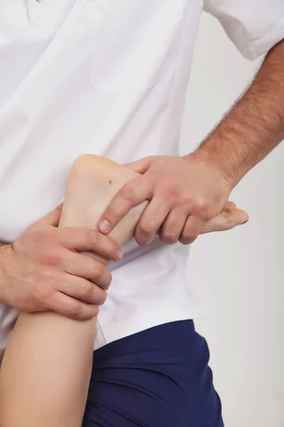 Fot- och huvudmassage med osteopat — Stockfoto