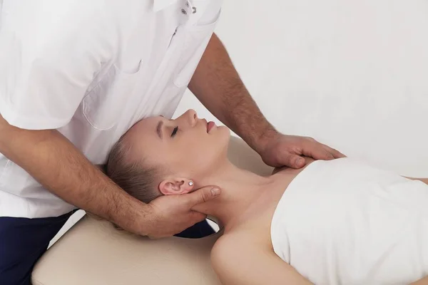 Massagem da cabeça e coluna cervical com um osteopata — Fotografia de Stock