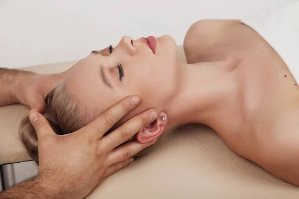 Massaggio della testa e della colonna vertebrale cervicale con osteopata — Foto Stock