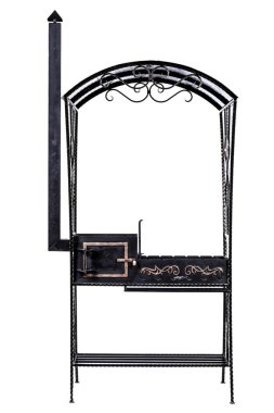 Çatılı barbekü ve beyaz arka planda işlenmiş demir süsler.