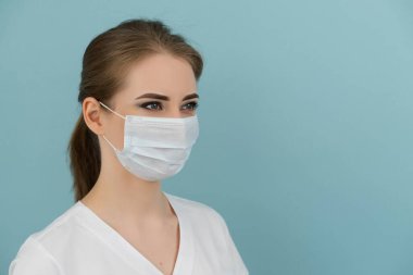 Mavi arka planda büyük bir doktor ya da hemşire.