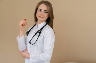 Bej arka planda pozitif doktor beyaz kadın.