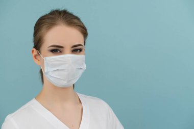 Mavi arka planda büyük bir doktor ya da hemşire.