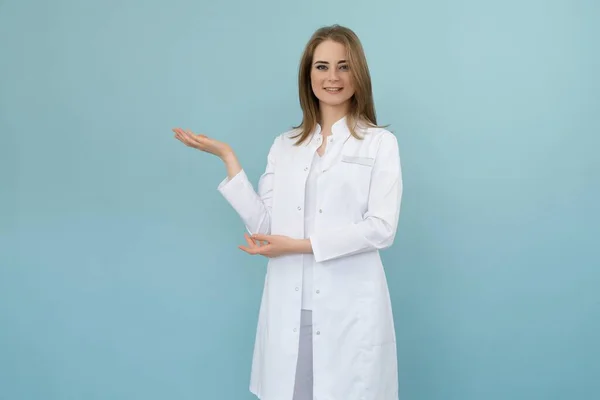 Doctor doctor woman points to a list on a blue background