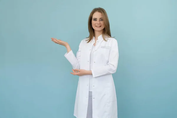 Doktor kadın mavi arka planda bir listeye işaret ediyor.