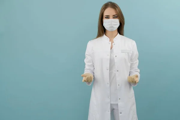 Maskeli beyaz kadın doktor ve mavi arka planda ceket.