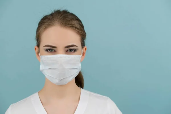 Mavi arka planda büyük bir doktor ya da hemşire.