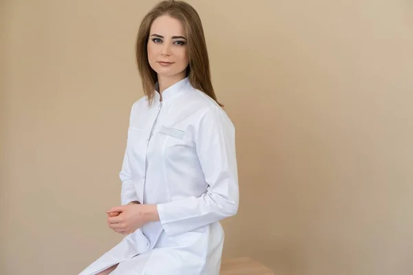 Bej arka planda pozitif doktor beyaz kadın.