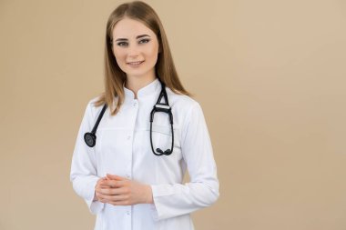 Bej arka planda pozitif doktor beyaz kadın.