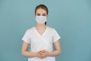 Mavi arka planda büyük bir doktor ya da hemşire.