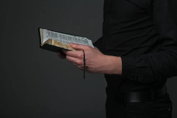 Eine Offene Bibel In Den Handen Eines Priesters Mit Einem Kreuz Ohne Gesicht Auf Grauem Hintergrund Portrat Lesung Stock Photo 183488898