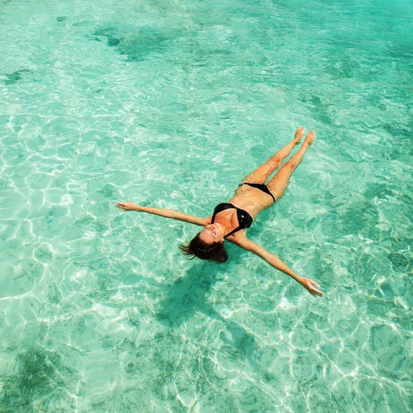 Femme relaxante dans la mer — Photo
