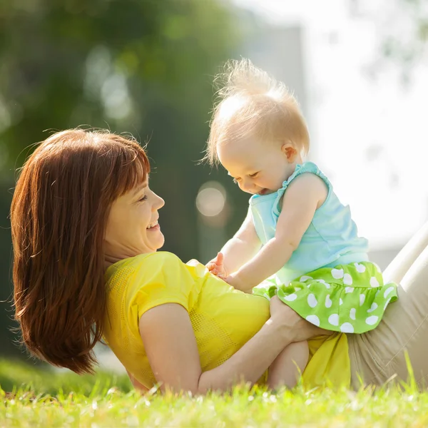 Parktaki mutlu anne ve kız — Stok fotoğraf