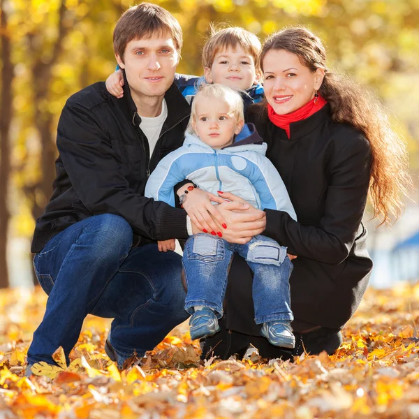 Famiglia felice nel parco autunnale — Foto Stock