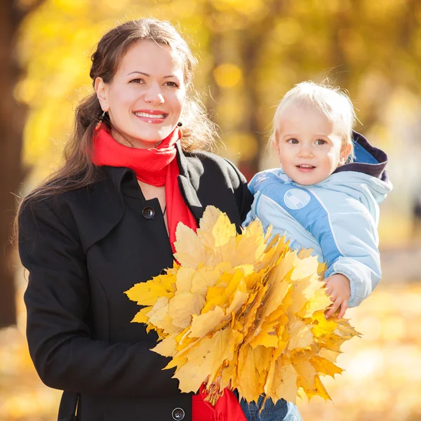 Mère avec son fils dans le parc d'automne — Photo