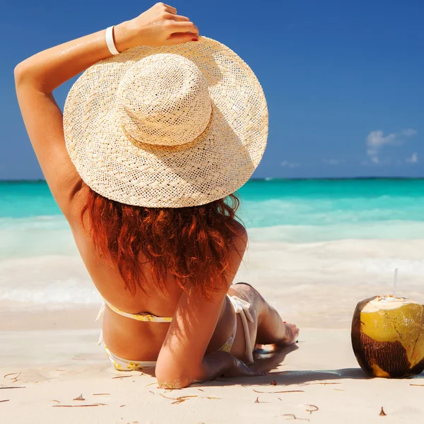 Mujer de la moda joven relajarse en la playa. Estilo de vida isla feliz . — Foto de Stock