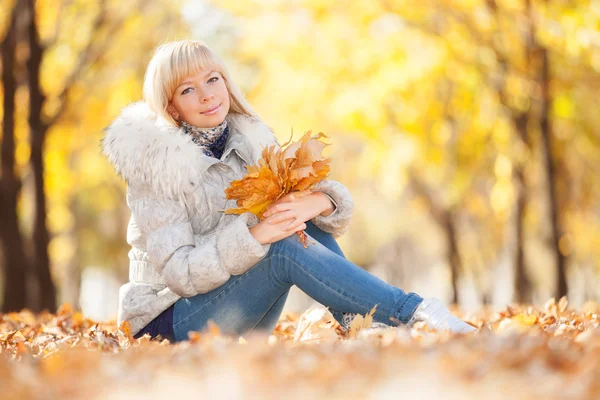 Ung vacker kvinna avkopplande i höstparken — Stockfoto