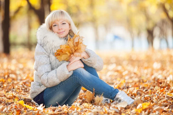 Ung vacker kvinna avkopplande i höstparken — Stockfoto