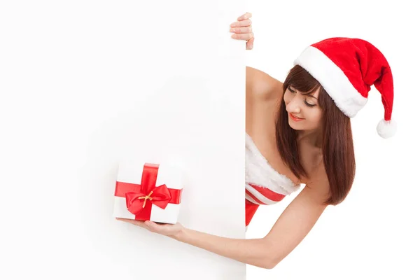 Feliz santa mulher com caixa de presente e placa em branco isolado em branco. Modelo sorridente em Papai Noel no estúdio com presente. Natal, Natal, Inverno, conceito de felicidade. Santa menina segurar caixa de presente com fita vermelha — Fotografia de Stock