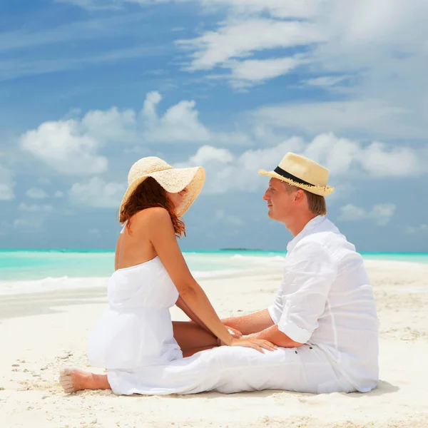 Coppia felice sulla spiaggia di mare — Foto Stock